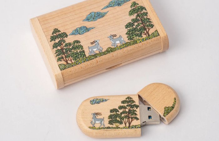 7 Sustainable Tech Accessories for Every Day - Brown Living™