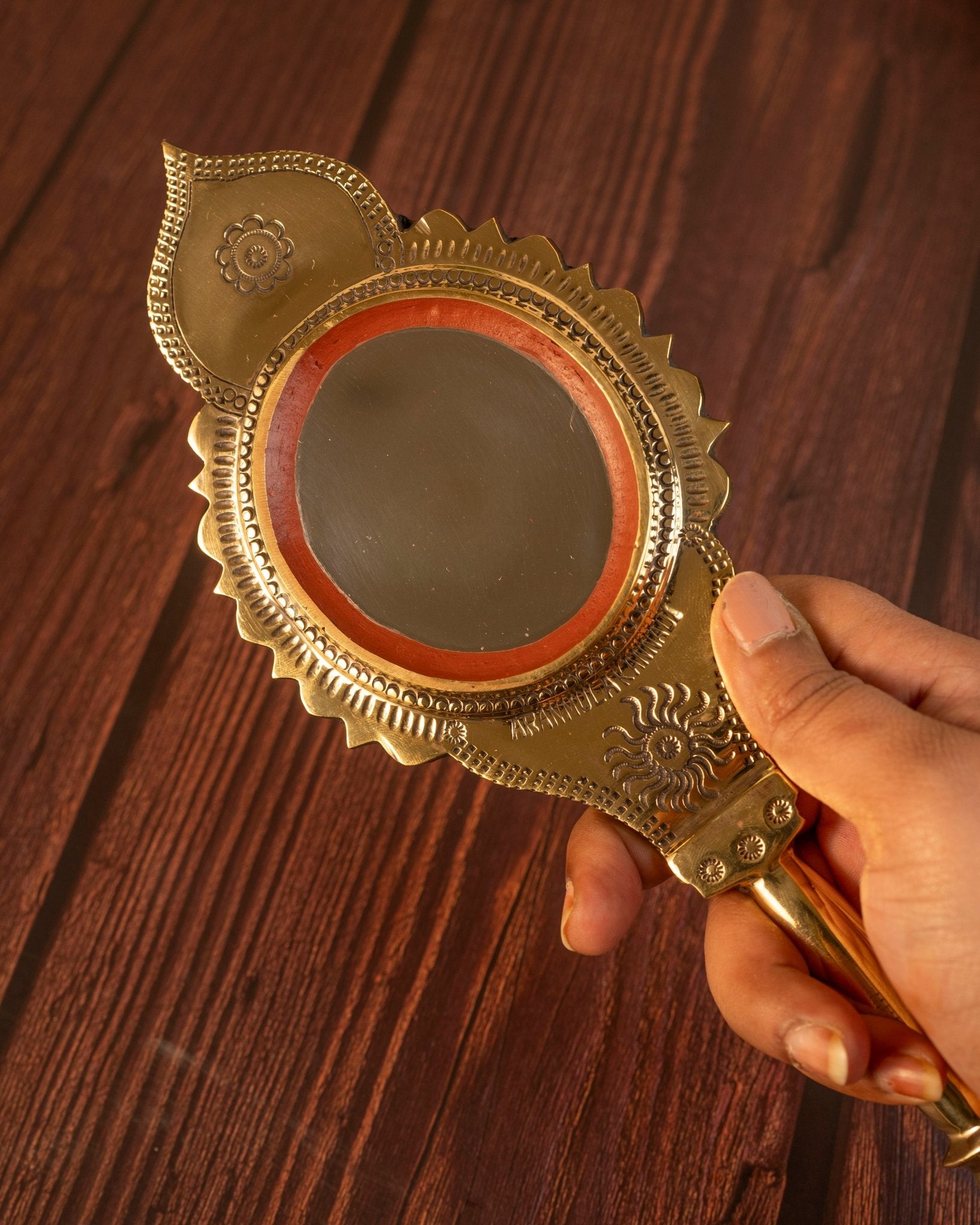 Aranmula Kannadi – Small Travel Friendly Handcrafted Metal Mirror – Home Decor on Brown Living™. SKU: ANTAKMGRHHG. Img 2.