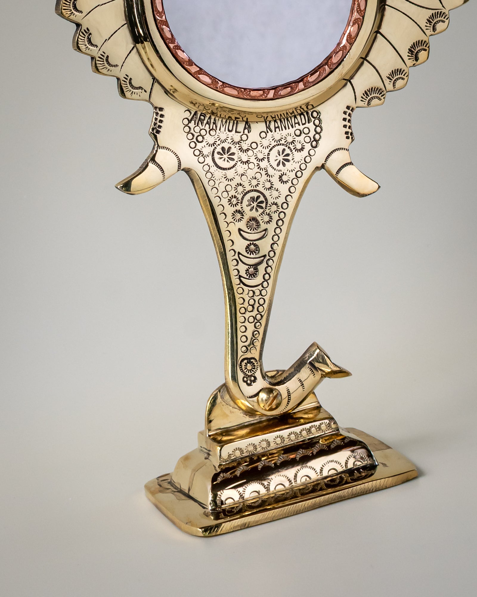 Aranmula Kannadi – Traditional Handcrafted Metal Mirror of Kerala – Home Decor on Brown Living™. SKU: ANTAKMAHHG. Img 14.