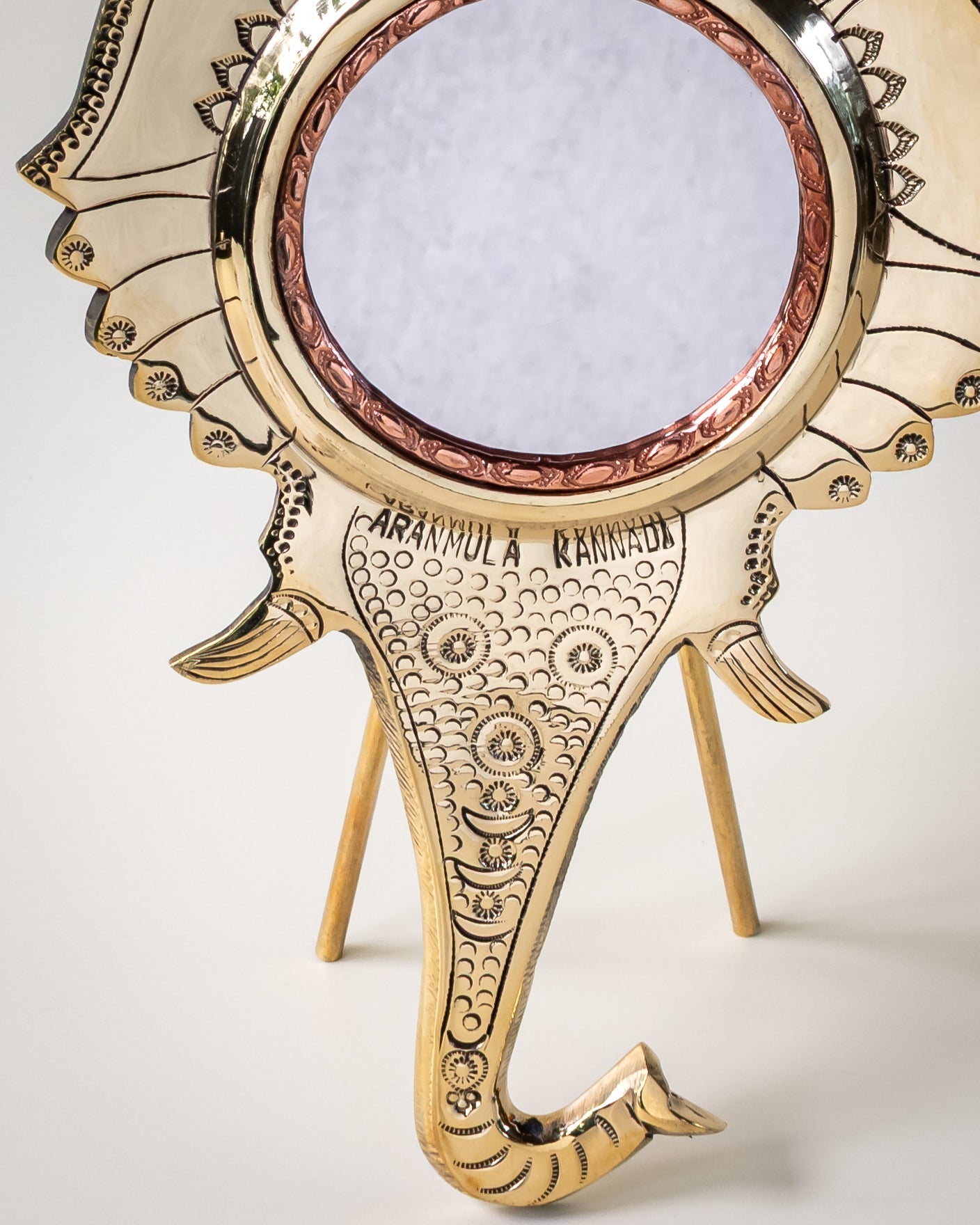 Aranmula Kannadi – Traditional Handcrafted Metal Mirror of Kerala – Home Decor on Brown Living™. SKU: ANTAKMGTBPHHG. Img 18.
