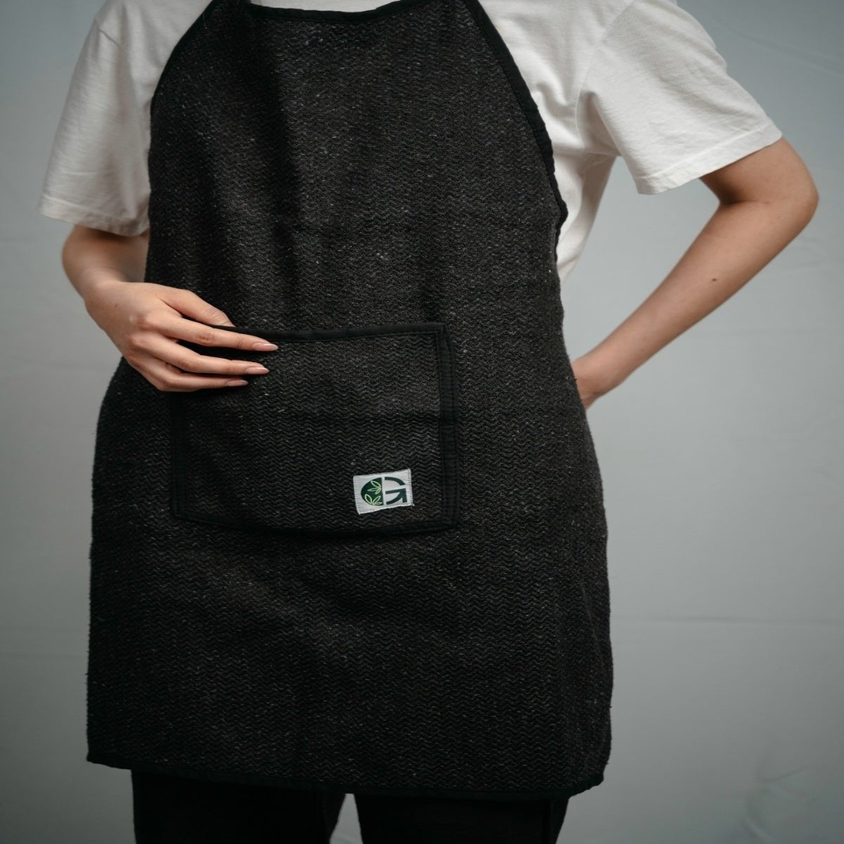 Black 50% Hemp & 50% Cotton Kitchen Apron – Kitchen Organizers on Brown Living™. SKU: OGHCA02. Img 3.
