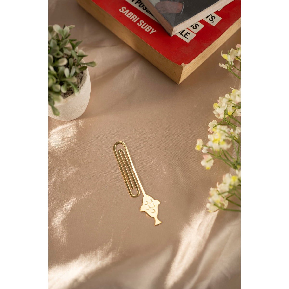 Gold Metal Bookmark | Elegant Slim Page Marker – Bookmarks on Brown Living™. SKU: ANTMBGSLAG. Img 4.