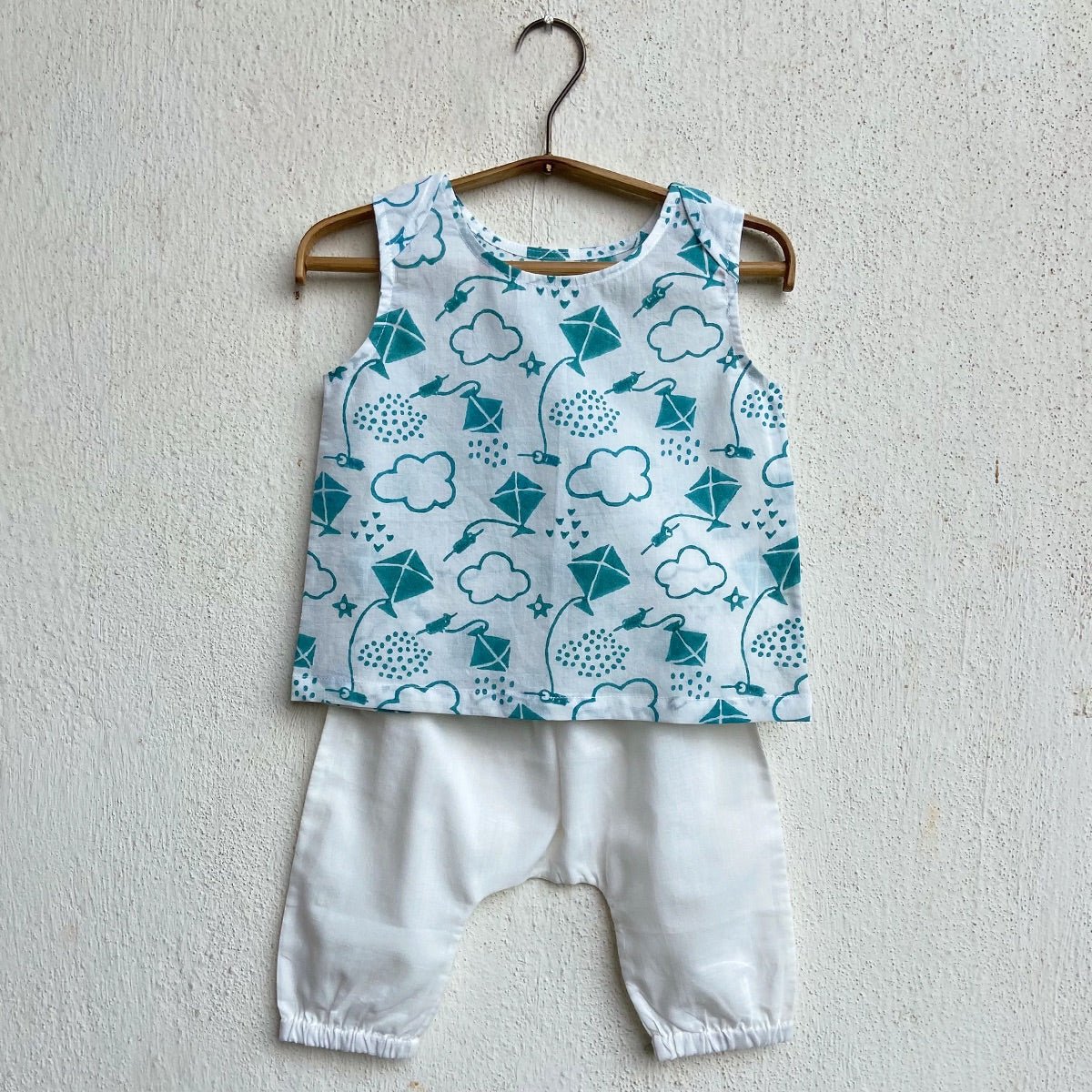 Kids Unisex Organic Cotton Patang Print Teal Jhabla Top and White Pants – Kids Daywear Sets on Brown Living™. SKU: PAT - TELWHT - JHBPJ - 03. Img 1.