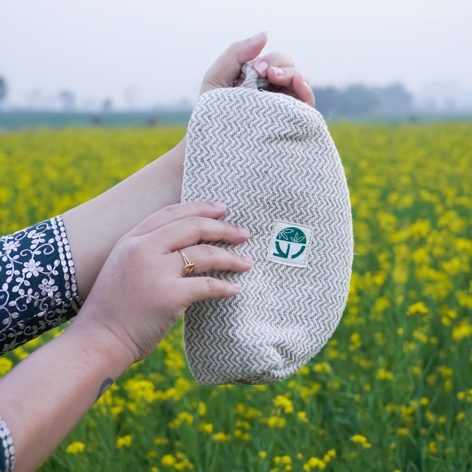 Multipurpose Travel Pouch | Handwoven Fabric Zip Pouch – Travel Organiser on Brown Living™. SKU: OGESSK02. Img 3.