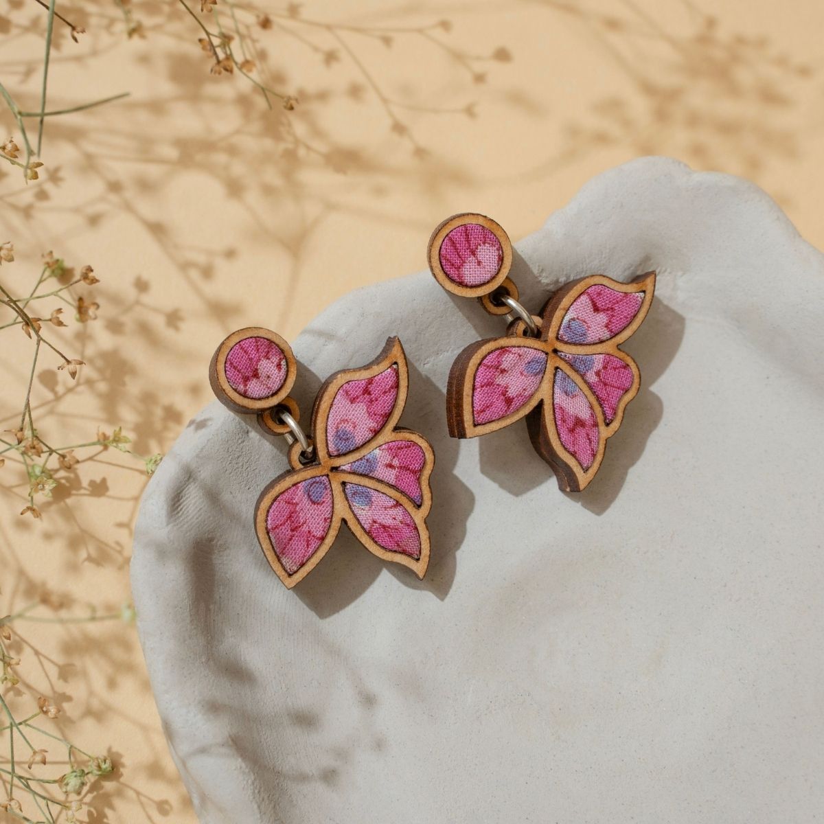 Pink Bloom Leaf Motif Repurposed Fabric Wood Necklace Earrings – Womens Earrings on Brown Living™. SKU: JCC034. Img 5.