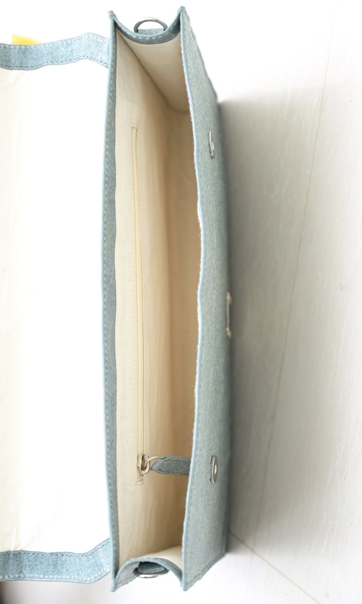 Natural Laptop Bag | 36 x 25.5 x 3 cm | Made of Coconut Leather – Laptop Sleeve on Brown Living™. SKU: ZK5. Img 6.