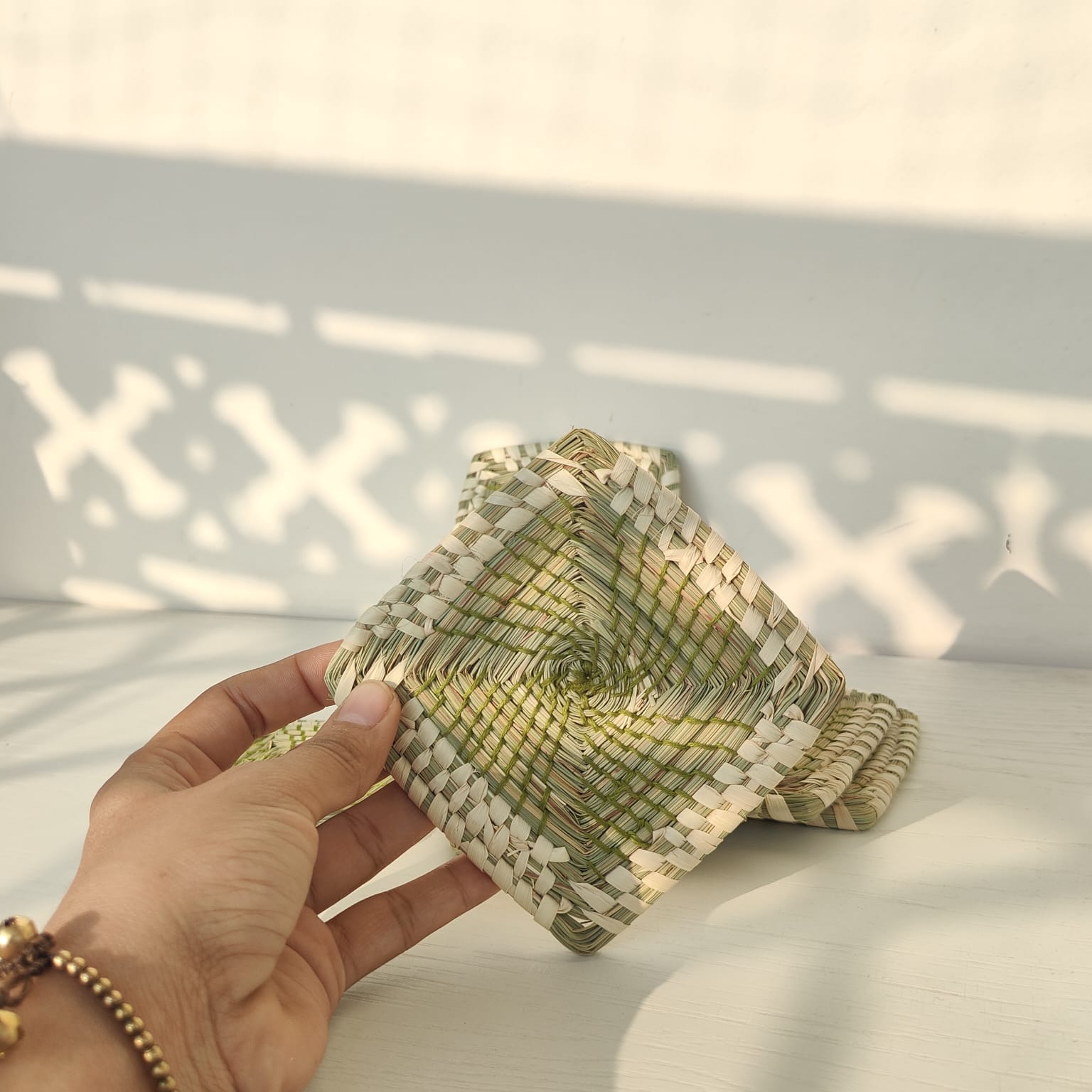 Quad Sabai Grass Coasters ( Set of 4) – Table Decor on Brown Living™. SKU: TC0204. Img 4.