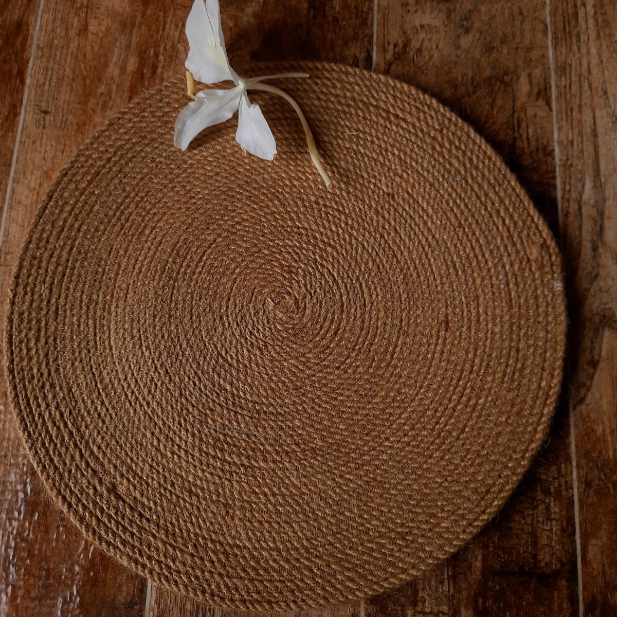Round Jute Tablemat – Table Decor on Brown Living™. SKU: JUTHOMJUT50. Img 2.