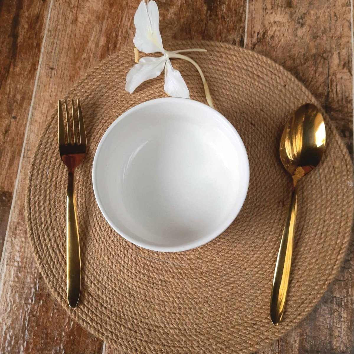 Round Jute Tablemat – Table Decor on Brown Living™. SKU: JUTHOMJUT50. Img 1.