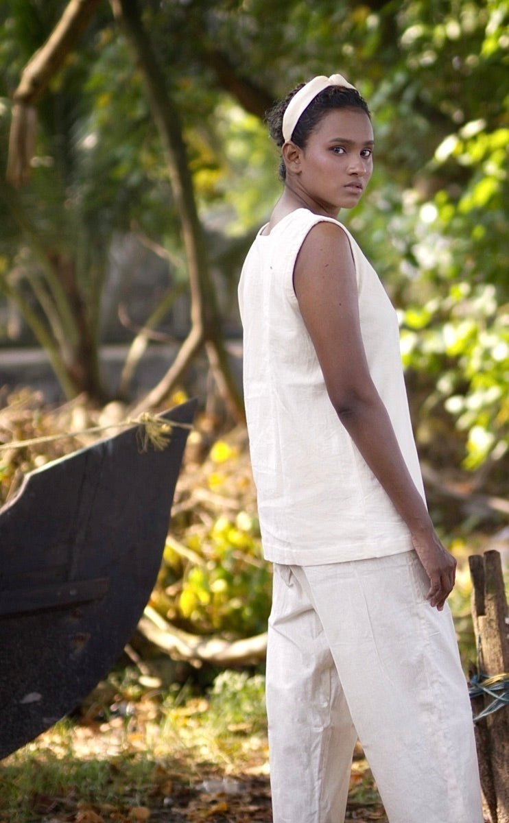 Sustainable Women Cotton pants with Pockets Pleated – Womens Trousers on Brown Living™. SKU: pH105_24BL8472. Img 3.