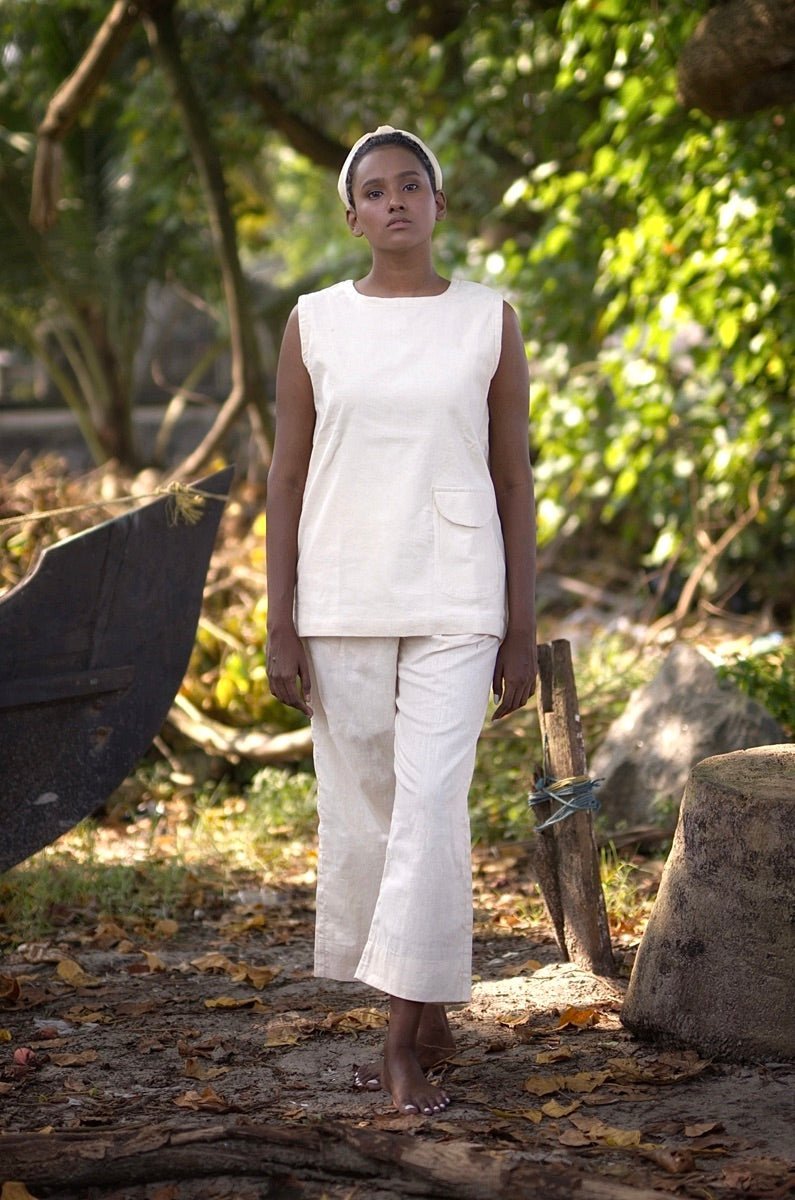Sustainable Women Cotton pants with Pockets Pleated – Womens Trousers on Brown Living™. SKU: pH105_24BL8472. Img 1.