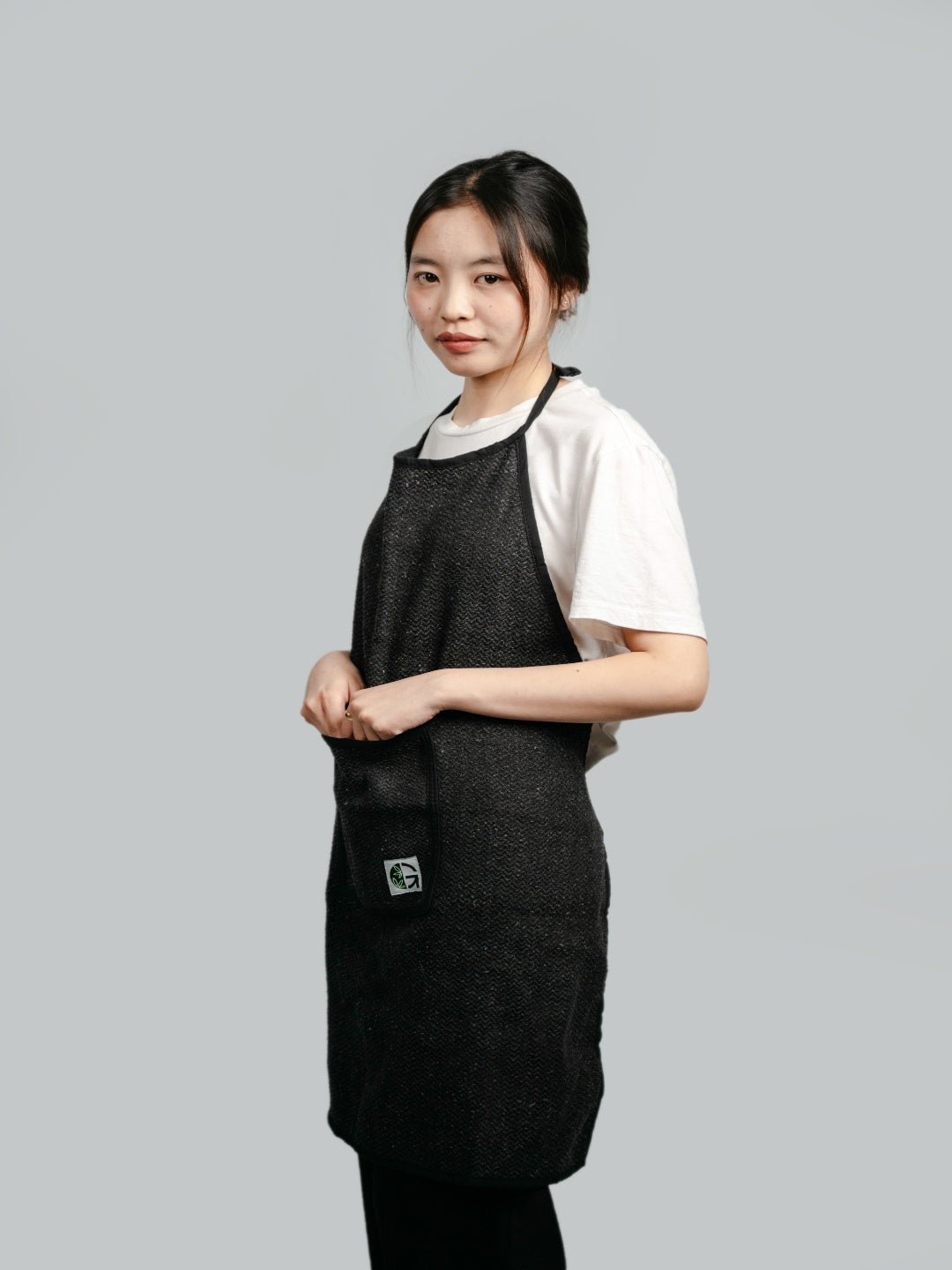 Apron (100% Hemp) Black – Kitchen Organizers on Brown Living™. SKU: OGHA02100hemp. Img 4.