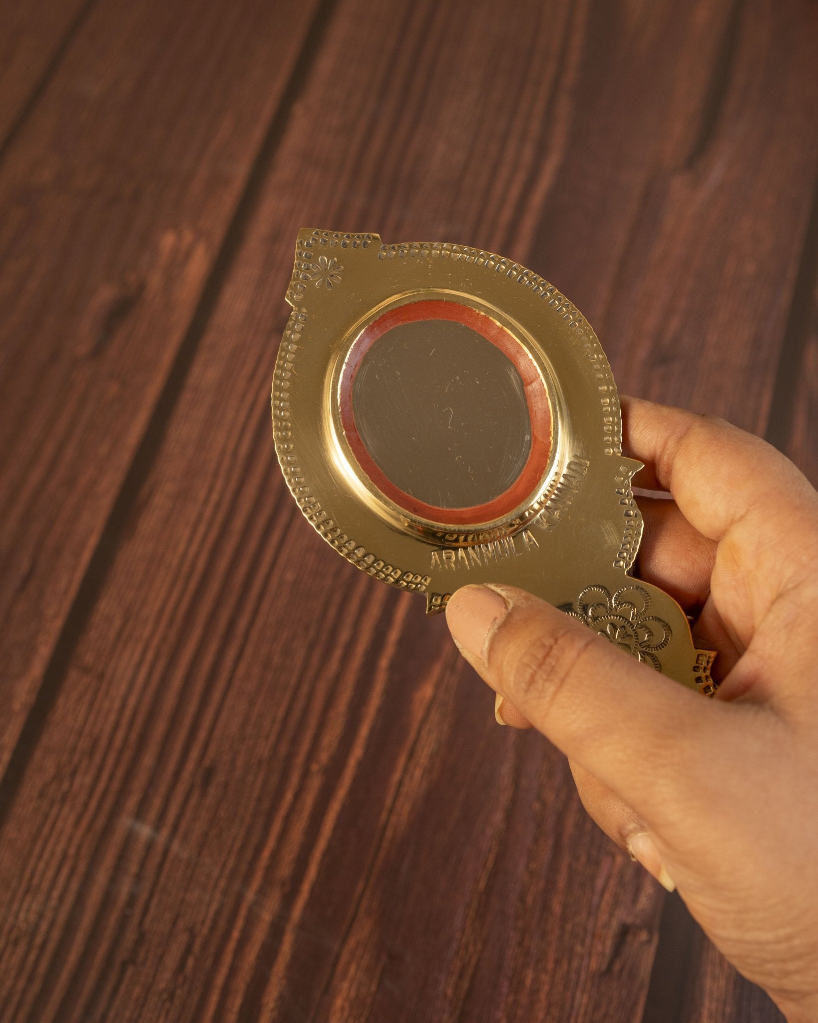 Aranmula Kannadi – Small Travel Friendly Handcrafted Metal Mirror – Home Decor on Brown Living™. SKU: ANTAKMGHHG. Img 15.