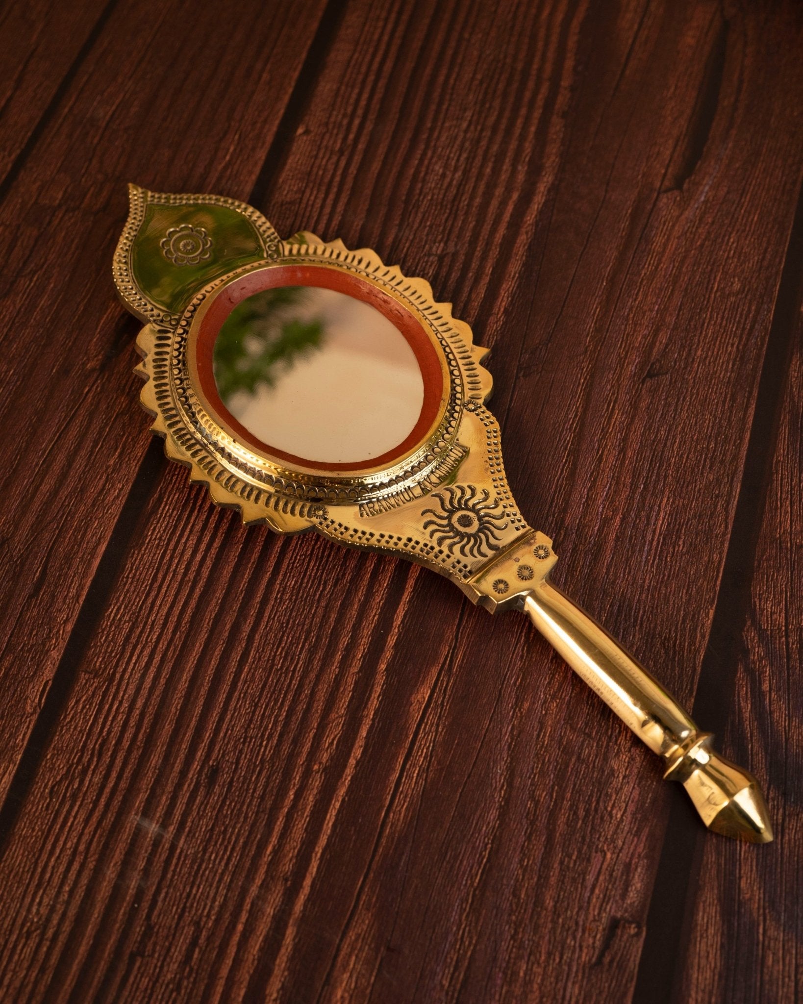 Aranmula Kannadi – Small Travel Friendly Handcrafted Metal Mirror – Home Decor on Brown Living™. SKU: ANTAKMGRHHG. Img 4.