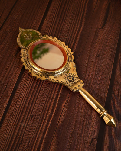 Aranmula Kannadi – Small Travel Friendly Handcrafted Metal Mirror – Home Decor on Brown Living™. SKU: ANTAKMGRHHG. Img 4.
