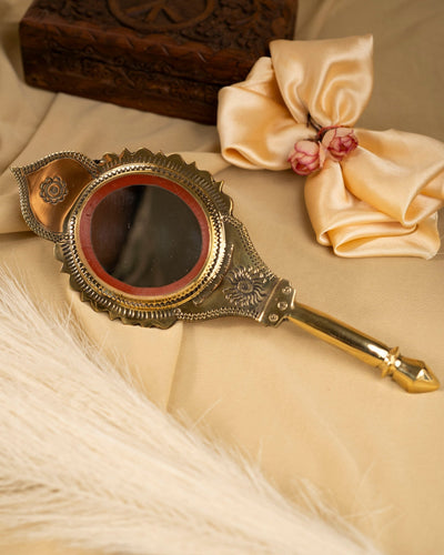 Aranmula Kannadi – Small Travel Friendly Handcrafted Metal Mirror – Home Decor on Brown Living™. SKU: ANTAKMGRHHG. Img 3.