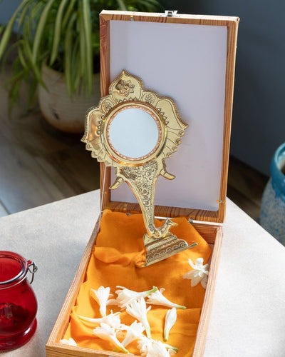 Aranmula Kannadi – Traditional Handcrafted Metal Mirror of Kerala – Home Decor on Brown Living™. SKU: ANTAKMGTBPHHG. Img 16.