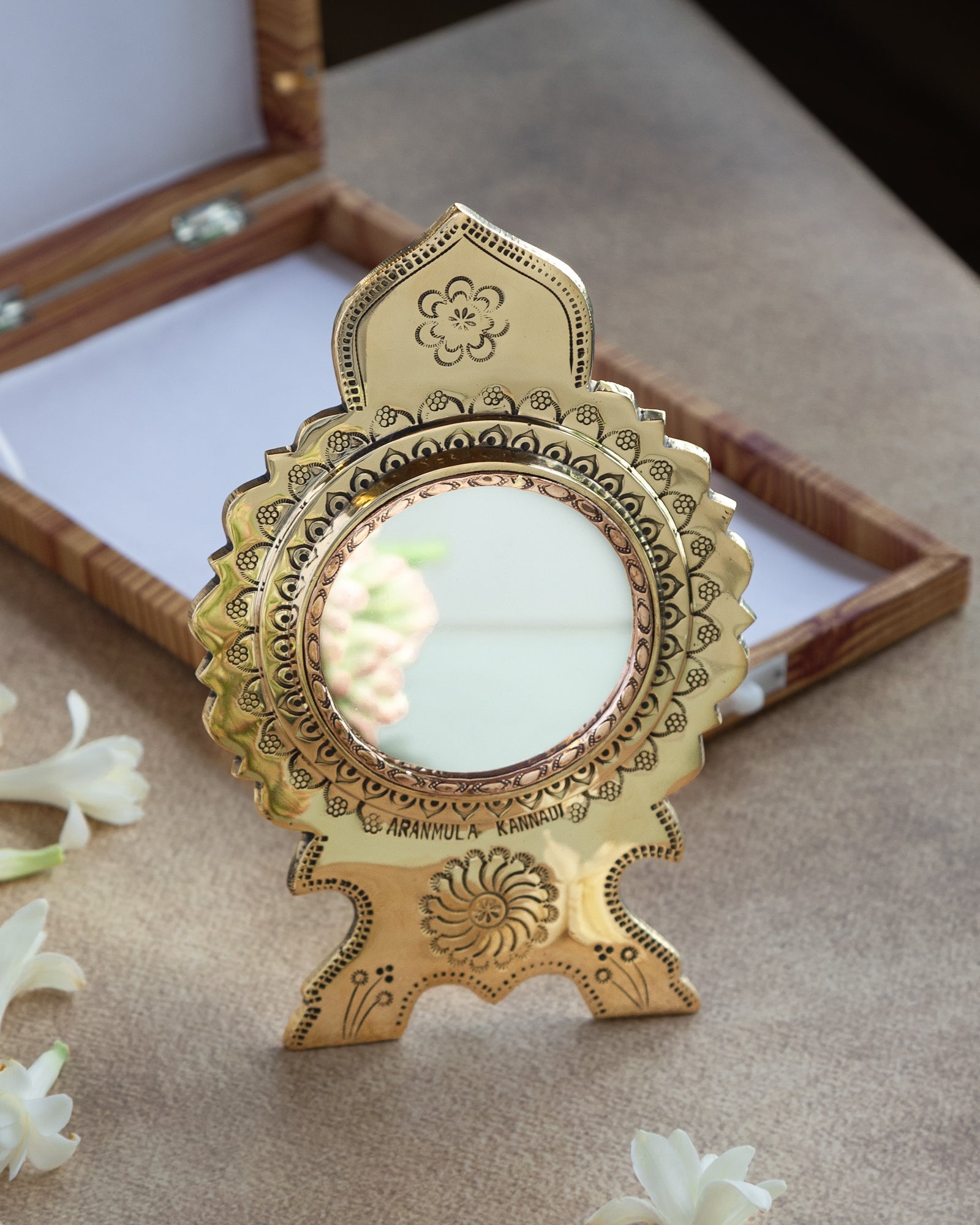 Aranmula Kannadi – Traditional Handcrafted Metal Mirror of Kerala – Home Decor on Brown Living™. SKU: ANTAKMKHHG. Img 4.