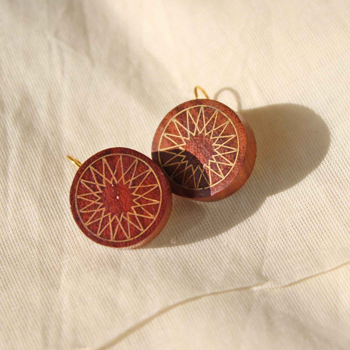 Aureola Taarkashi Wooden Earrings – Brass Inlay Craft – Jewellery on Brown Living™. SKU: UATRWJ003. Img 2.