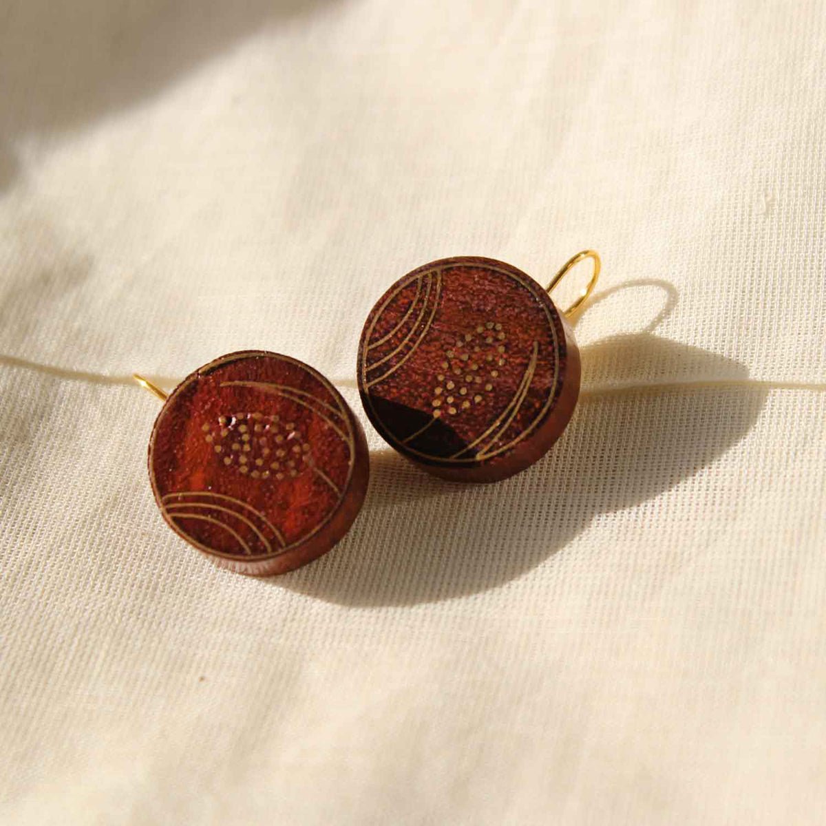 Floret Taarkashi Wooden Earring - Brass Inlay Craft – Jewellery on Brown Living™. SKU: UATRWJ005. Img 3.