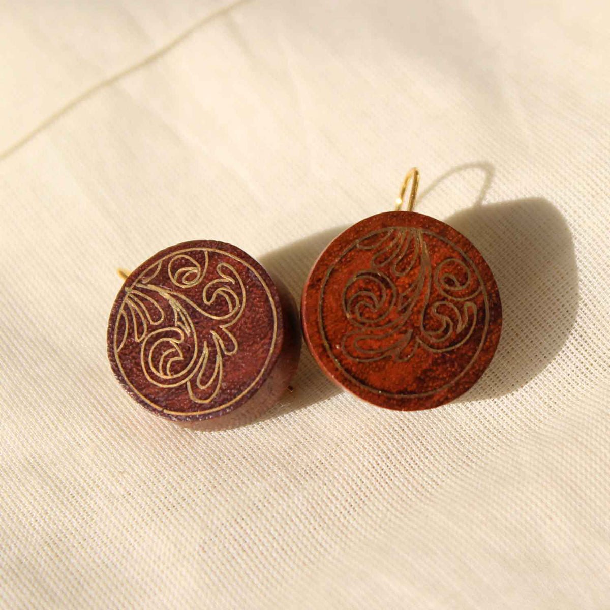 Folia Taarkashi Wooden Earrings – Brass Inlay Craft – Jewellery on Brown Living™. SKU: UATRWJ008. Img 2.