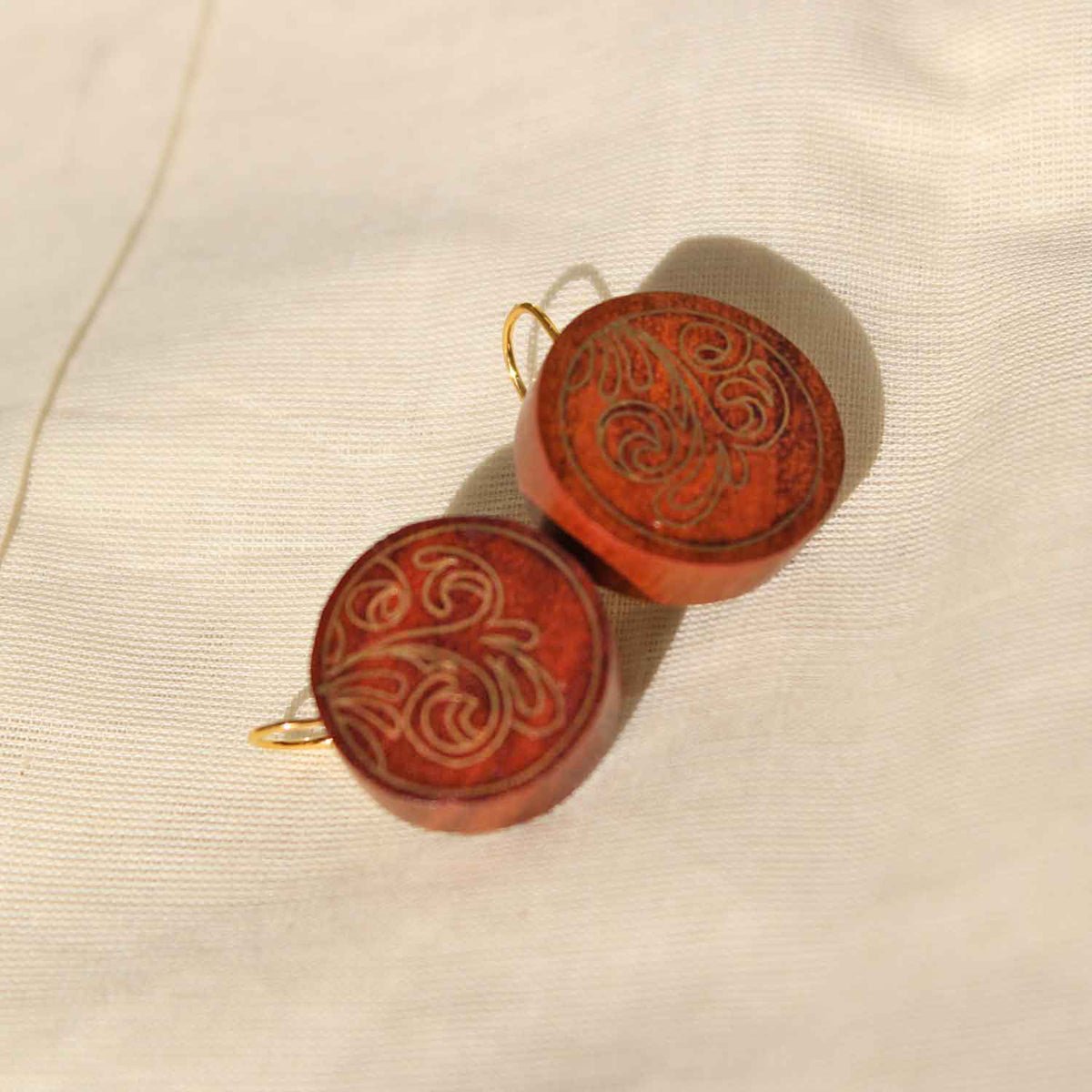 Folia Taarkashi Wooden Earrings – Brass Inlay Craft – Jewellery on Brown Living™. SKU: UATRWJ008. Img 3.