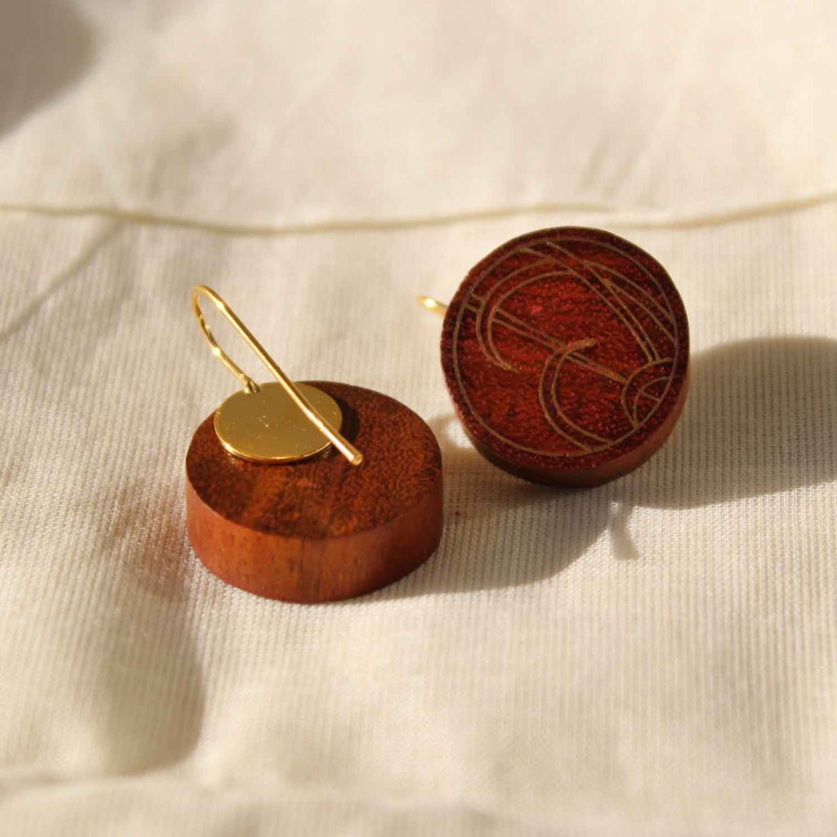 Frondes Taarkashi Wooden Earring - Brass Inlay Craft – Jewellery on Brown Living™. SKU: UATRWJ006. Img 3.
