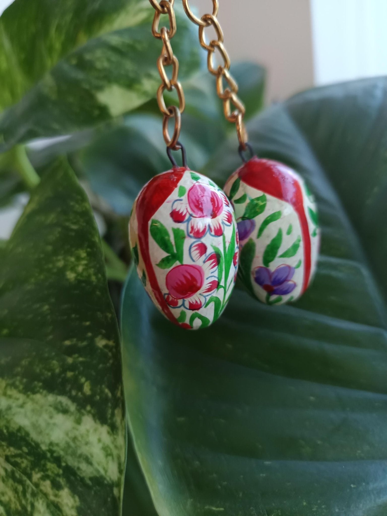 Naqashi Anda Keychain - Handpainted Paper Maiche Key Ring – Travel Accessories on Brown Living™. SKU: KPJKKCSMEGMC01. Img 4.