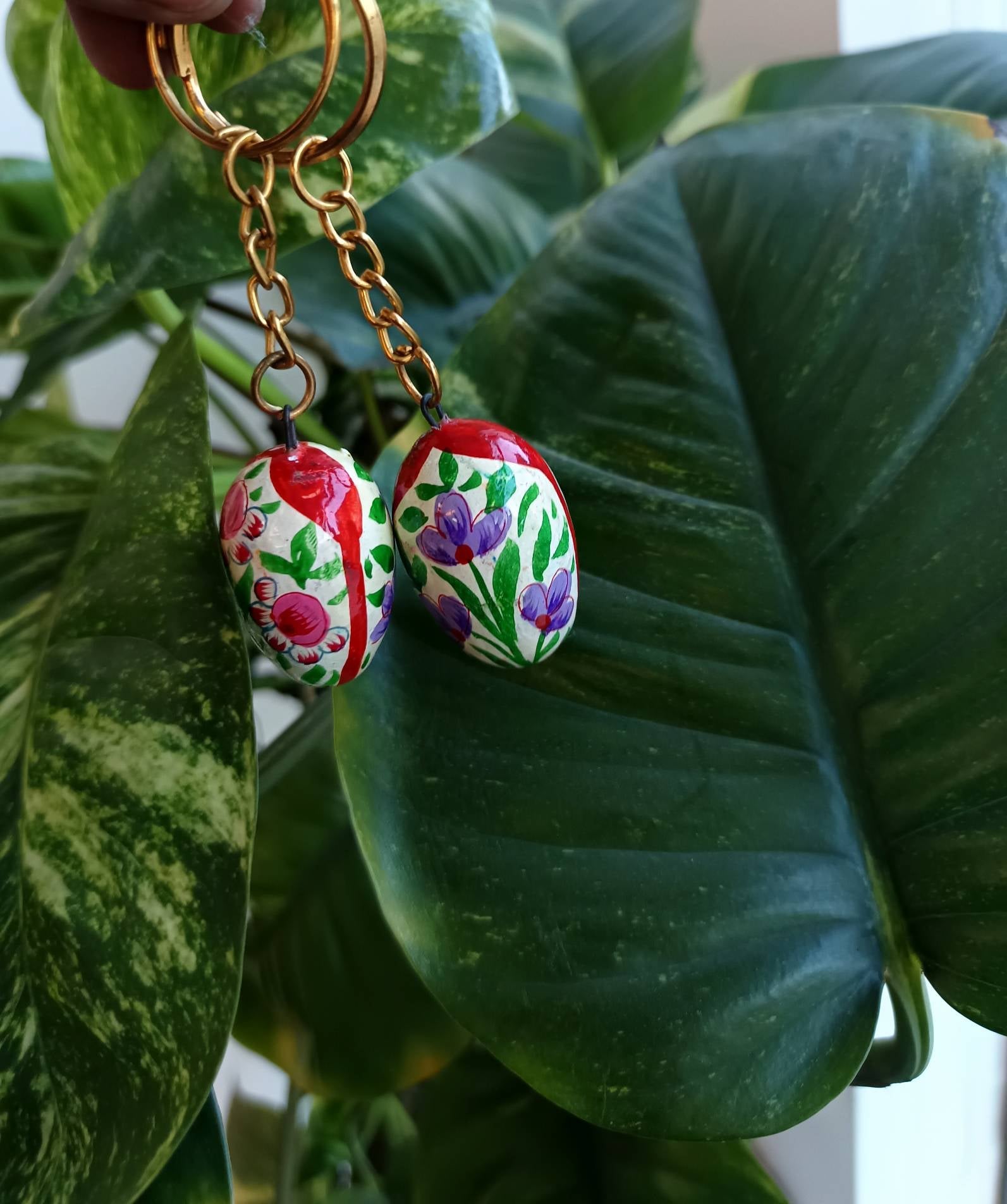 Naqashi Anda Keychain - Handpainted Paper Maiche Key Ring – Travel Accessories on Brown Living™. SKU: KPJKKCSMEGMC01. Img 3.