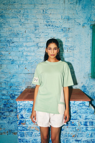 Pocket Unisex Oversized T-Shirt – Relaxed Fit Casual Everyday Wear – Womens T-Shirt on Brown Living™. SKU: NBTW-37. Img 2.