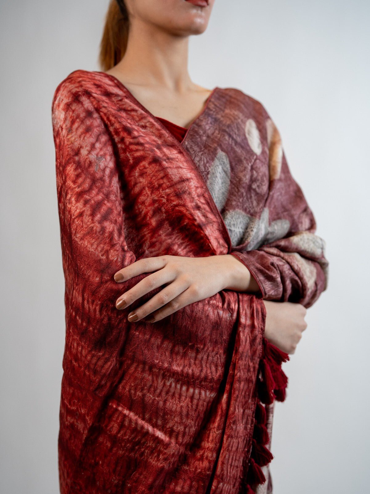 Sinduri Sari Silk | Handwoven Pure Silk Sari in Deep Red Hue – Womens Saree on Brown Living™. SKU: sarisunehri. Img 3.