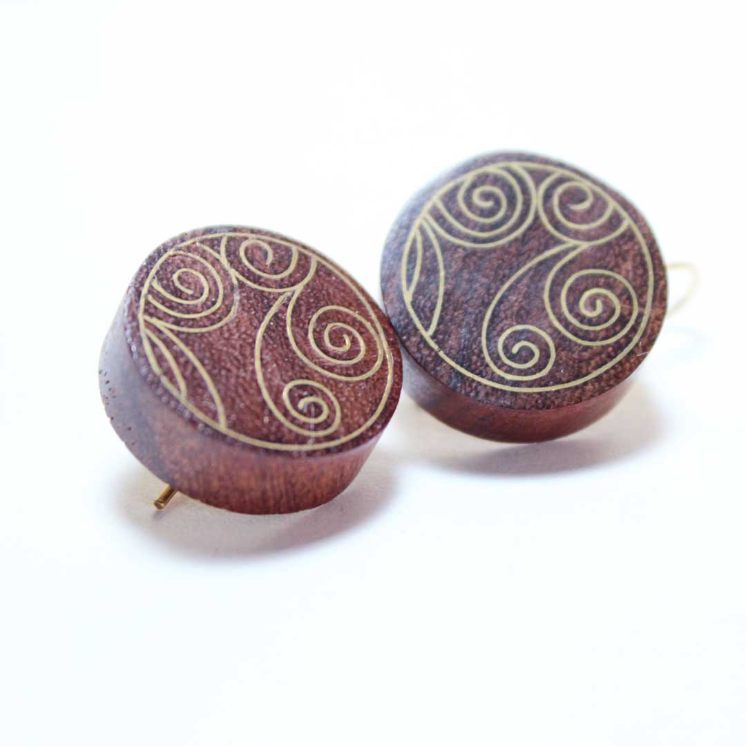 Taarkashi Wooden Earrings with Brass Inlay Craft – Jewellery on Brown Living™. SKU: UATRWJ012. Img 1.