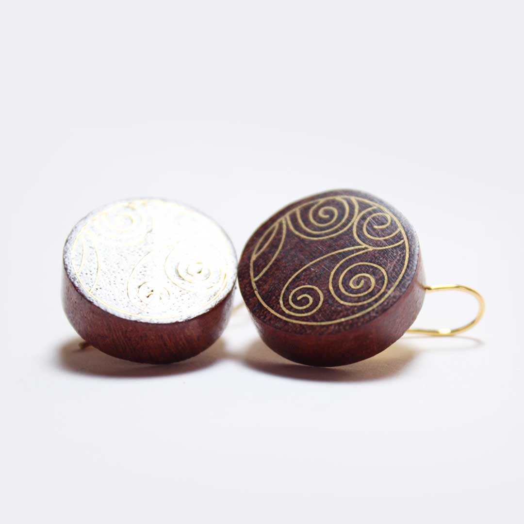 Taarkashi Wooden Earrings with Brass Inlay Craft – Jewellery on Brown Living™. SKU: UATRWJ012. Img 4.