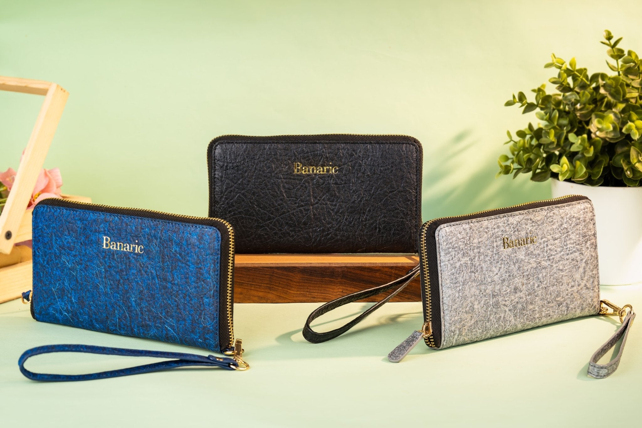 The Organic Women Wallet | Vegan Banana Fiber Wristlet – Womens Clutch on Brown Living™. SKU: RCBAGBANARIC01AB. Img 16.