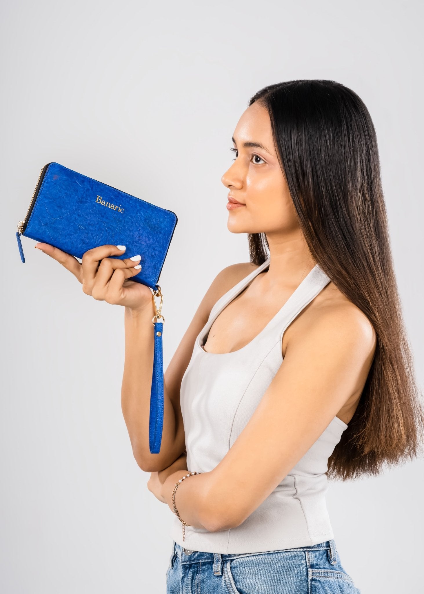 The Organic Women Wallet | Vegan Banana Fiber Wristlet – Womens Clutch on Brown Living™. SKU: RCBAGBANARIC01AB. Img 3.