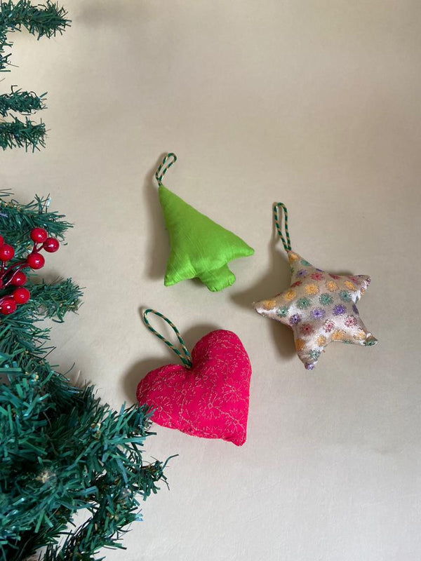 Buy Upcycled Christmas Ornaments Set - Medium size | Shop Verified Sustainable Decor & Artefacts on Brown Living™